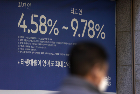 기준금리 인상에 따른 은행 예·적금 금리 인사에 정기예금이 56조 넘게 불어났다. 연합뉴스